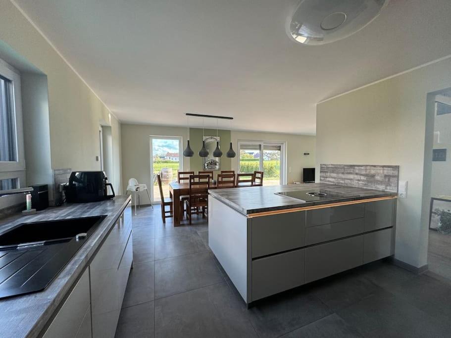 Modernes Ferienhaus In Uedersdorf エクステリア 写真